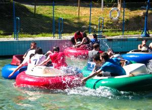 eine Gruppe von Menschen, die auf Rohren im Wasser reiten in der Unterkunft Chambres d'Hôtes Le Tilleul in Saint-Hilaire-des-Loges