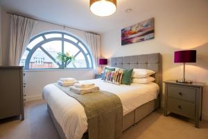 Postel nebo postele na pokoji v ubytování Urban Living's ~ King Edward Luxury Apartments in the heart of Windsor