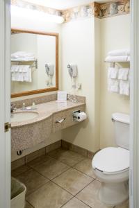 A bathroom at Blue Gate Garden Inn