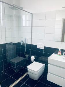 A bathroom at Hotel Lakaj