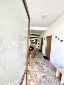 un corridoio con parete in vetro in un edificio di Migato Apartments a Gevgelija