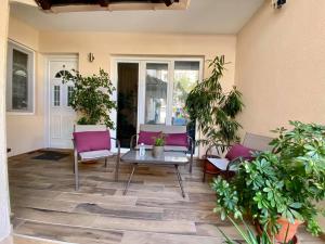 un patio con tavolo e sedie viola di Migato Apartments a Gevgelija