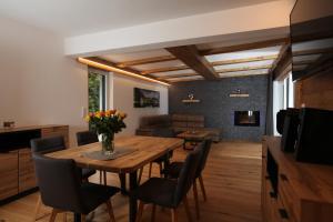 a living room with a wooden table and chairs at Tiroler Ferienwohnungen Haus Petra in Kirchdorf in Tirol