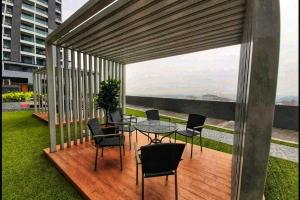 Uma varanda ou terraço em Symphony Tower Studio #9 with balcony