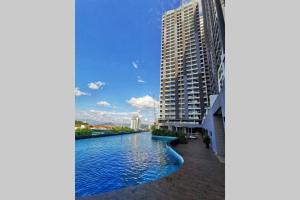 ein Gebäude neben einem Fluss mit einem Gebäude in der Unterkunft Symphony Tower Studio #9 with balcony in Cheras