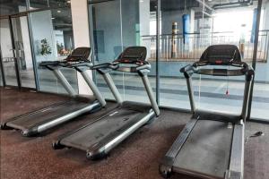 O centro de fitness e/ou as comodidades de fitness de Symphony Tower Studio #9 with balcony