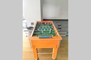 A sala de jogos em Symphony Tower Studio #9 with balcony