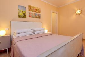 A bed or beds in a room at Colleincanto Appartamento Lina