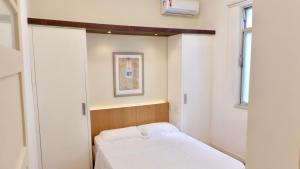 - une petite chambre avec un lit et une fenêtre dans l'établissement Ipanema Prudente Posto 9, à Rio de Janeiro