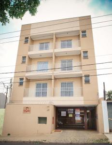 un gran edificio con un balcón en la parte superior. en Estudio Aconchegante da Paty no Jd Paulistano com Wifi, en São Carlos