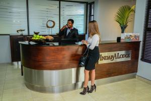 リチャーズ・ベイにあるIndaba Lodge Hotel Richards Bayの男女