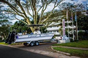 un barco en un remolque al lado de una calle en Indaba Lodge Hotel Richards Bay, en Richards Bay