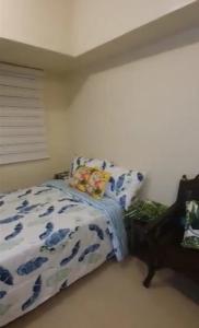 Säng eller sängar i ett rum på Affordable and Comfortable Serin East Tagaytay Condominun