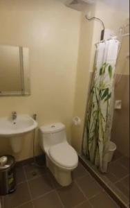 Bathroom sa Affordable and Comfortable Serin East Tagaytay Condominun