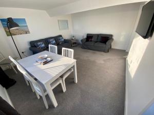 uma sala de estar com uma mesa branca e cadeiras em Bridlington Bay Apartments em Bridlington