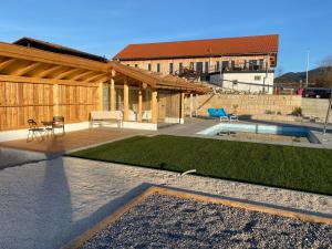 Bazén v ubytování Private Luxury Chalet nebo v jeho okolí