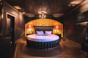 Postel nebo postele na pokoji v ubytování Ruby Rooms Kifisia