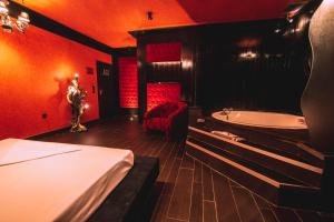 雅典的住宿－Ruby Rooms Kifisia，一间带一张床和浴缸的房间以及一间带床的房间。