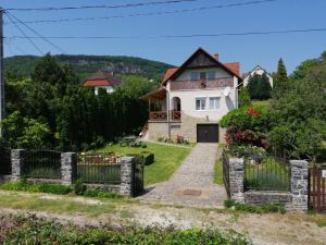 une maison avec une clôture devant elle dans l'établissement Kámán Nyaraló, à Bytom