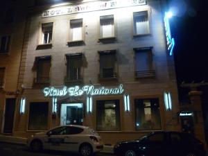 un edificio con un cartel en la parte delantera en Hôtel Le National, en Saint-Étienne