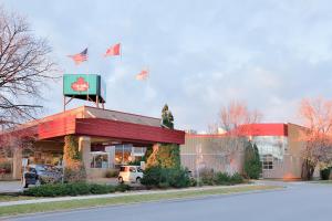 um restaurante de fast food com bandeiras em cima em Canad Inns Destination Centre Windsor Park em Winnipeg