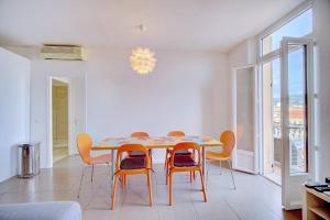 - une salle à manger avec une table et des chaises dans l'établissement IMMOGROOM - SEA View on the Port - Next to the beaches - AC - Wifi, à Cannes