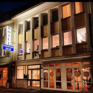 eine Fassade eines Gebäudes mit Fenstern und einem Hotel in der Unterkunft Hotel Dortmunder Hof in Würzburg