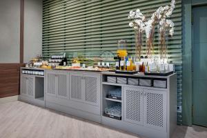 a kitchen with a buffet with food and drinks at NH Collection León Plaza Mayor in León