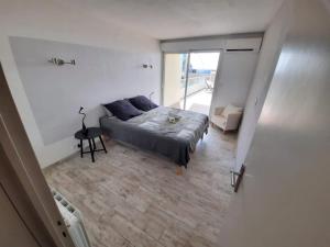 Un dormitorio con una cama y una mesa dentro. en CALYPSO, en Cassis