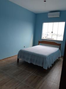 1 dormitorio con 1 cama en una habitación azul en Pé na Areia (Monte Alto / Arraial do Cabo), en Arraial do Cabo