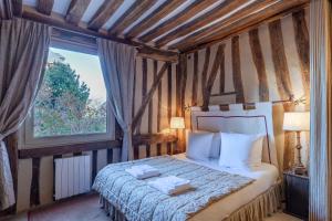 a bedroom with a bed with two towels on it at La Venelle Saint Jean in Honfleur