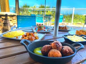 Holiday Inn Resort Oceanfront at Surfside Beach, an IHG Hotel في ميرتل بيتش: طاولة مع أطباق من الطعام على طاولة