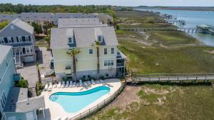 una vista aérea de una casa grande con piscina en 113 Waters Edge Community, en Folly Beach