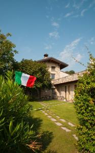 una bandera en una casa en un patio en Holiday Home Sovenigo, en Puegnago sul Garda
