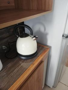 un hervidor de agua blanco y negro sentado en una barra de cocina en Departamento amoblado, en Talca