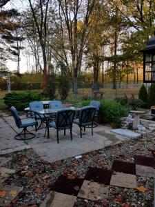 een patio met een tafel en stoelen in een tuin bij Home Sweet Home in Solon