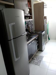 eine Küche mit einem Kühlschrank und einem Herd in der Unterkunft Minha Praia in Rio de Janeiro