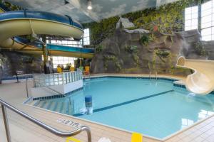 uma grande piscina com escorrega aquático em Canad Inns Destination Centre Windsor Park em Winnipeg