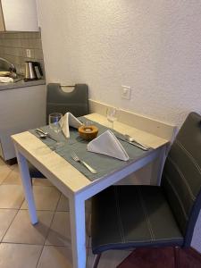 une table avec des verres et des serviettes en dessus dans l'établissement St Martin Apartments, à Täsch