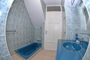 Koupelna v ubytování Holiday Home Le Pihon + 12 fotografií