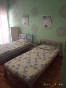 A bed or beds in a room at Karditsa Home Sweet Home 68 τ.μ