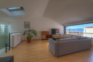 カンヌにあるIMMOGROOM - Beautiful duplex - Sea view - Quiet - AC - Wifi - Garageのリビングルーム(ソファ、大きな窓付)