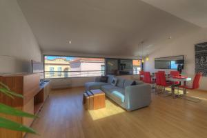 - un salon avec un canapé et une table avec des chaises rouges dans l'établissement IMMOGROOM - Beautiful duplex - Sea view - Quiet - AC - Wifi - Garage, à Cannes