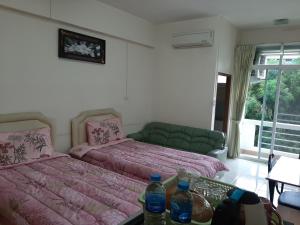 เตียงในห้องที่ Vanlisut Hotel Ngamwongwan