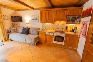 a small kitchen with a couch in a room at Bergidyll Top 1 Gartenwohnung in Ramsau am Dachstein