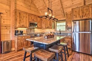 una cucina con armadi in legno e frigorifero in acciaio inossidabile di Spacious Mountain Retreat with Hot Tub and Views! a Gatlinburg