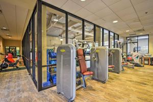 Spordikeskus ja/või sportimisvõimalused majutusasutuses Luxe Big Canoe Resort Home with 3 Decks and Mtn Views!