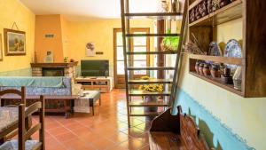 una sala de estar con una escalera de caracol en una casa en Casa Asfodeli - Villetta in campagna con piscina, en Cuglieri