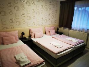 Postel nebo postele na pokoji v ubytování Patyi Étterem és Hotel