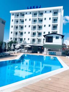 Piscina a Hotel Lakaj o a prop